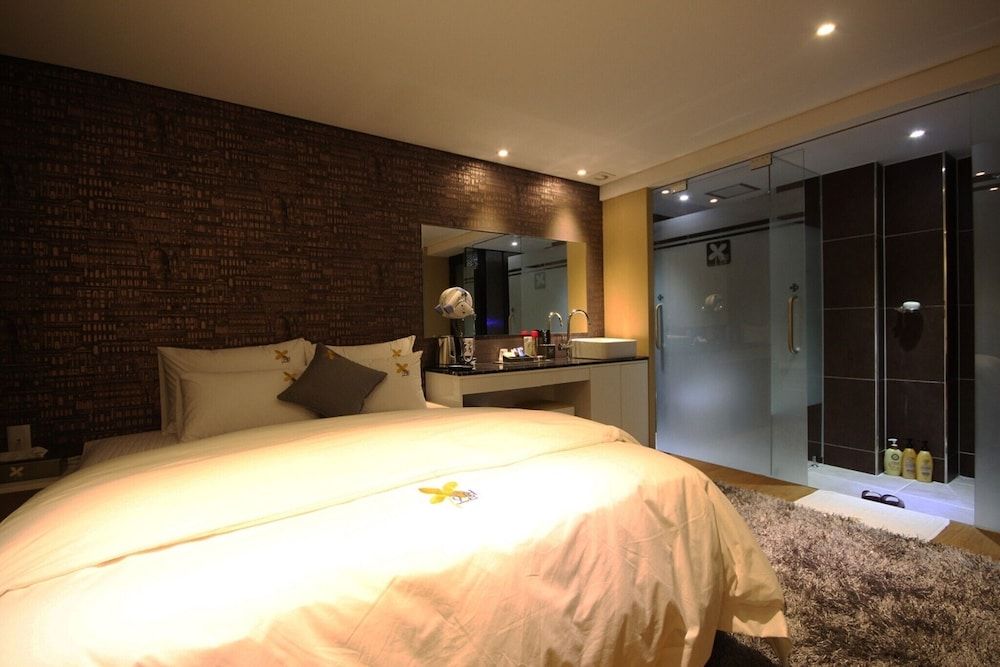 undefined Busan Oncheonjang Guwol 2