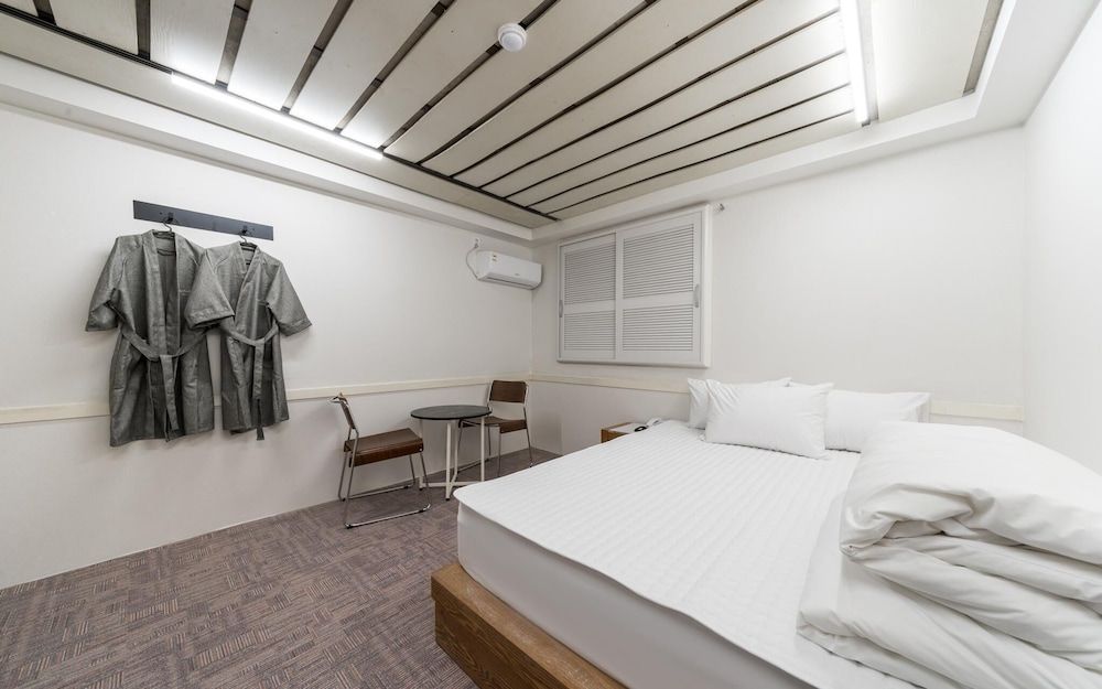 Busan Daeyeondong Hotel With Room (Vip) 6