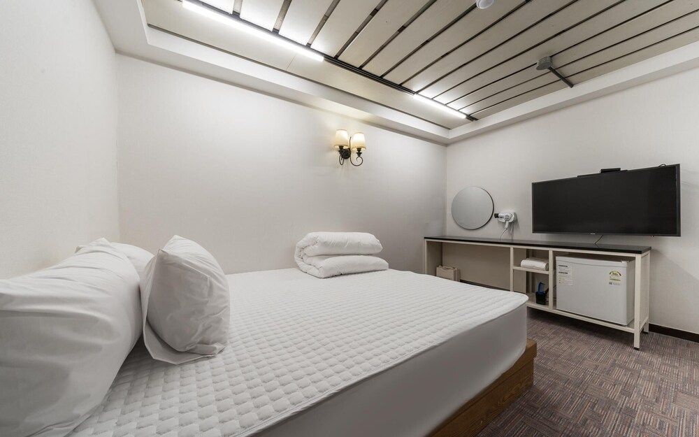 Busan Daeyeondong Hotel With Room (Vip) 7