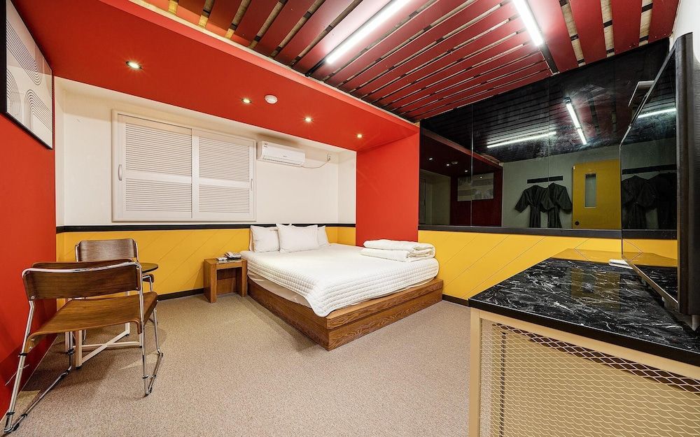 Busan Daeyeondong Hotel With Room (Standard Room)