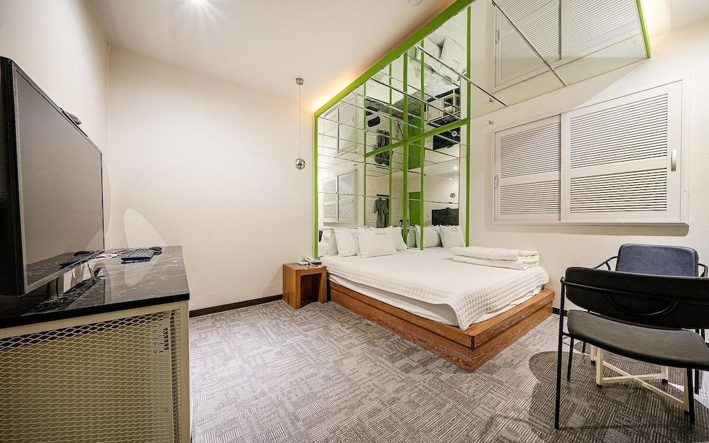 Busan Daeyeondong Hotel With Room (Vip)