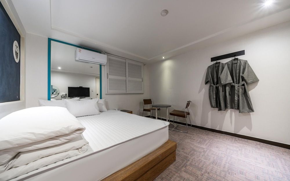 undefined Busan Daeyeondong Hotel With 6