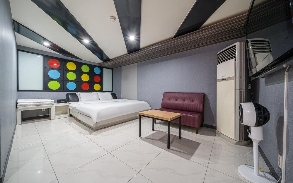Busan Sasang MU Room (Penthouse (karaoke room large whirlpo)