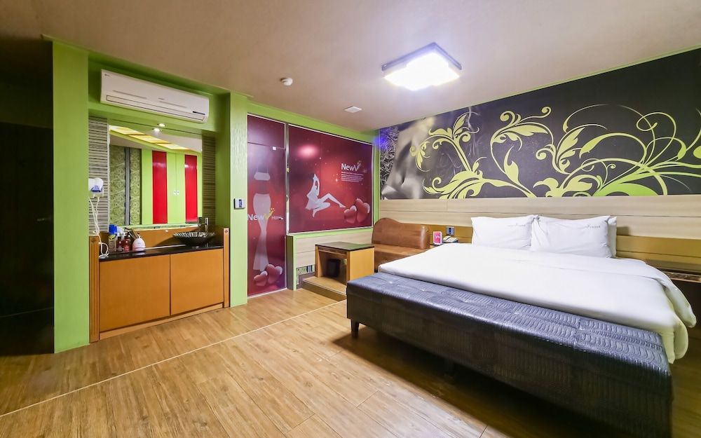 Busan Station BT Hotel Room (Deluxe)