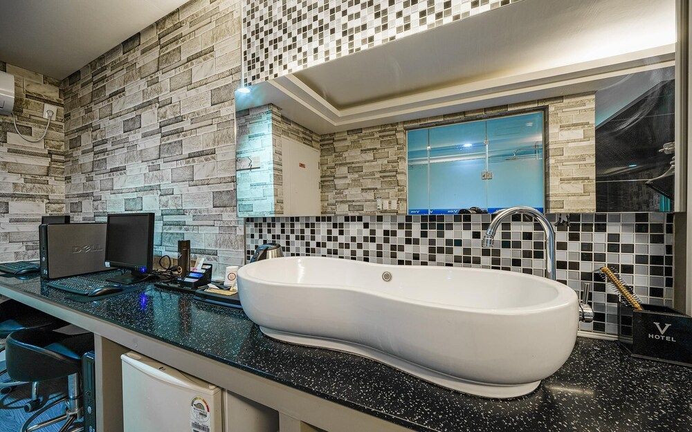 Busan Songjeong V Room (Ondol room (latex bed Netflix availab)