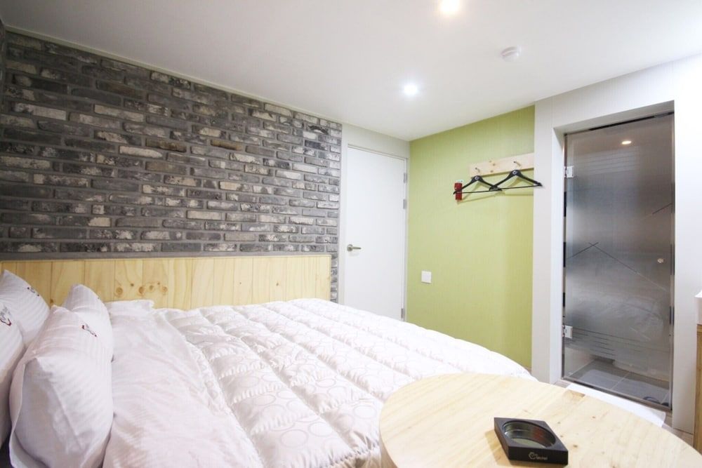 undefined Busan Oncheonjang Gem 8