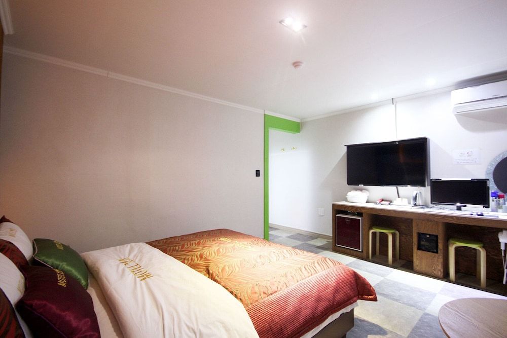 Busan Gupo Cats Room (Special Room C (Netflix Available))