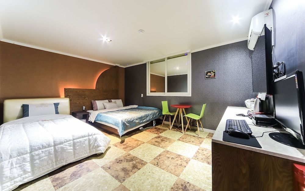 Busan Gupo Cats Room (Twin (Netflix available))