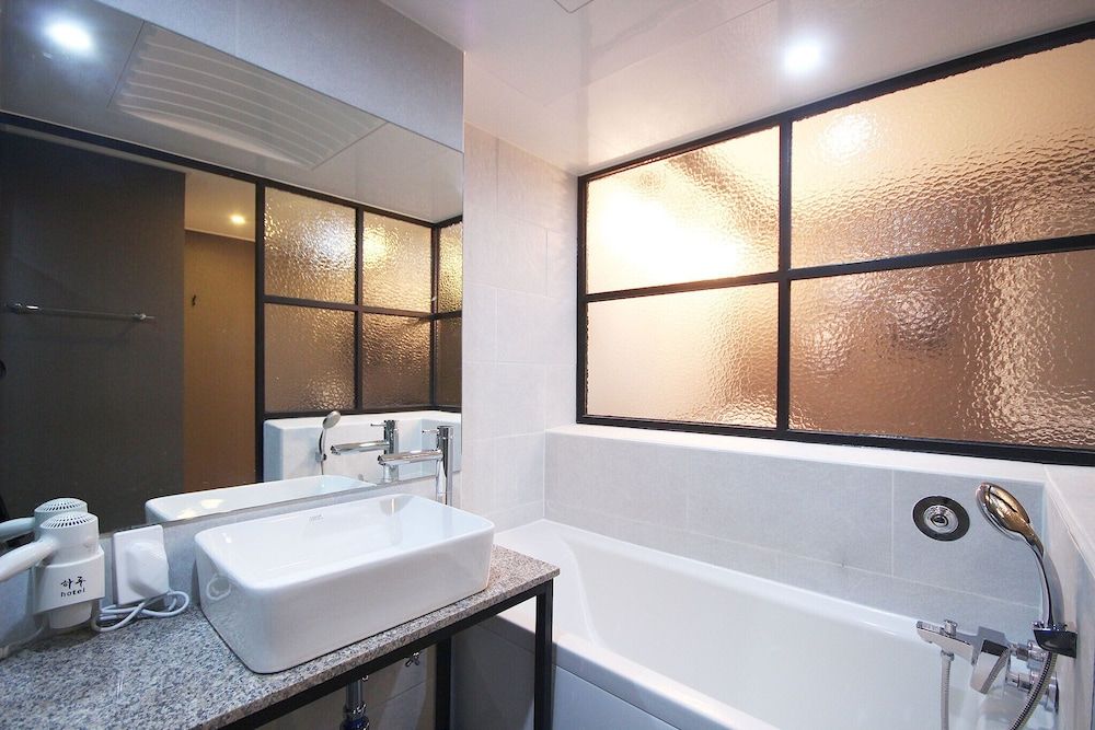 Busan Dongrae Day Room (Deluxe Gold (Netflix available)) 19