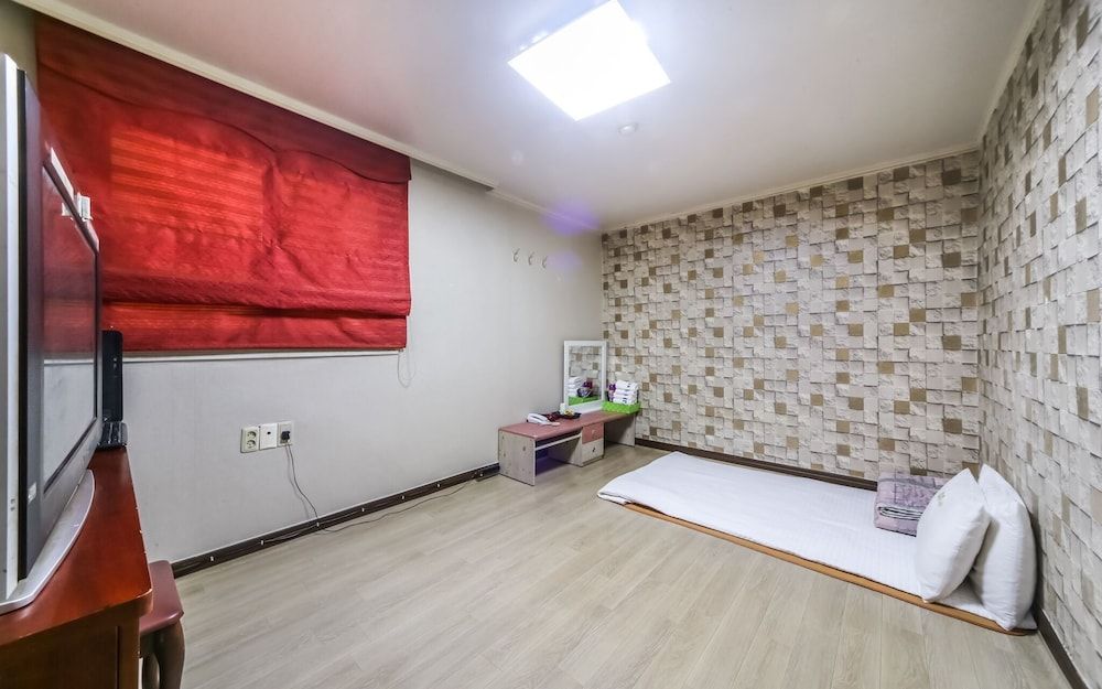 Busan Gwangalli J Room (Korean-style Ondol Room)