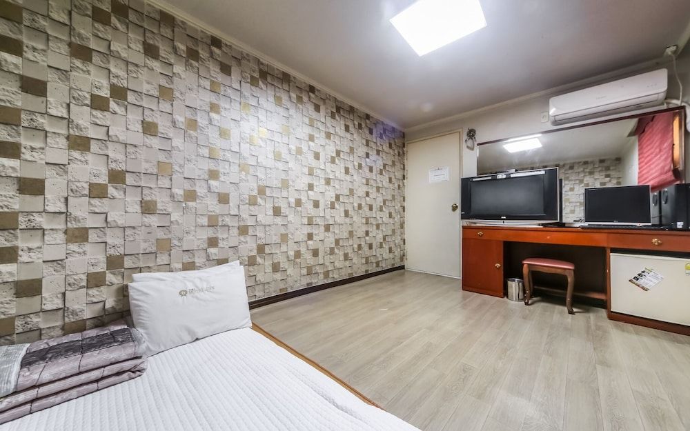 Busan Gwangalli J Room (Korean-style Ondol Room) 3