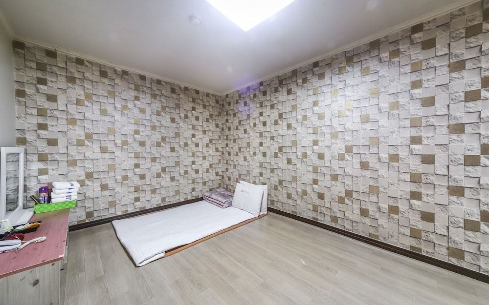 Busan Gwangalli J Room (Korean-style Ondol Room) 2