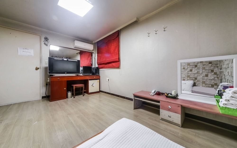 Busan Gwangalli J Room (Korean-style Ondol Room) 4