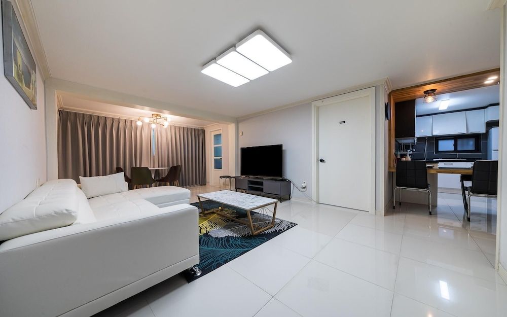 Busan Daeyeondong Welkin Room (Premier Triple (Free Netflix viewing )