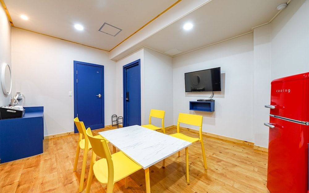 Busan Suyeong Oops Hotel Room (Family Room (Non-smoking OTT)) 2