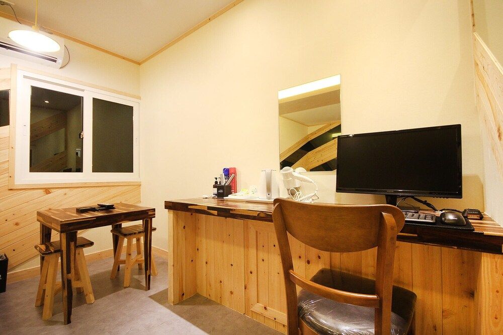 Busan Suyeong Oops Hotel Room (Deluxe Twin (OTT)) 8