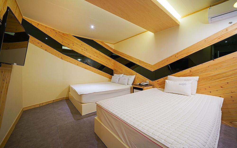 Busan Suyeong Oops Hotel Room (Deluxe Twin (OTT)) 2