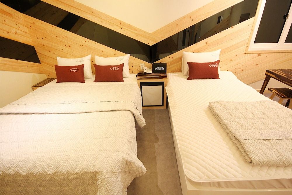 Busan Suyeong Oops Hotel Room (Deluxe Twin (OTT)) 5