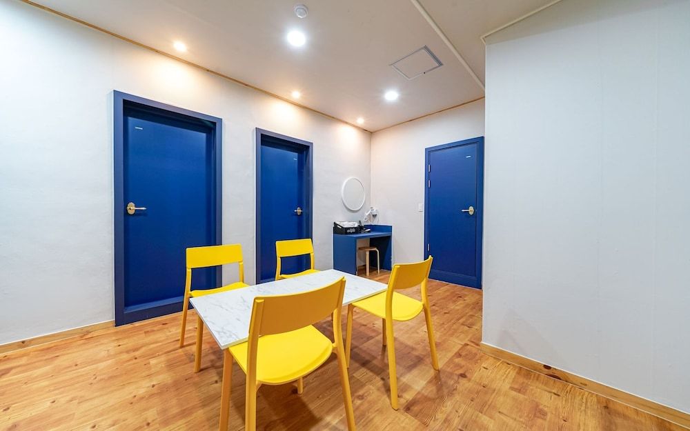 Busan Suyeong Oops Hotel Room (Family Room (Non-smoking OTT)) 3