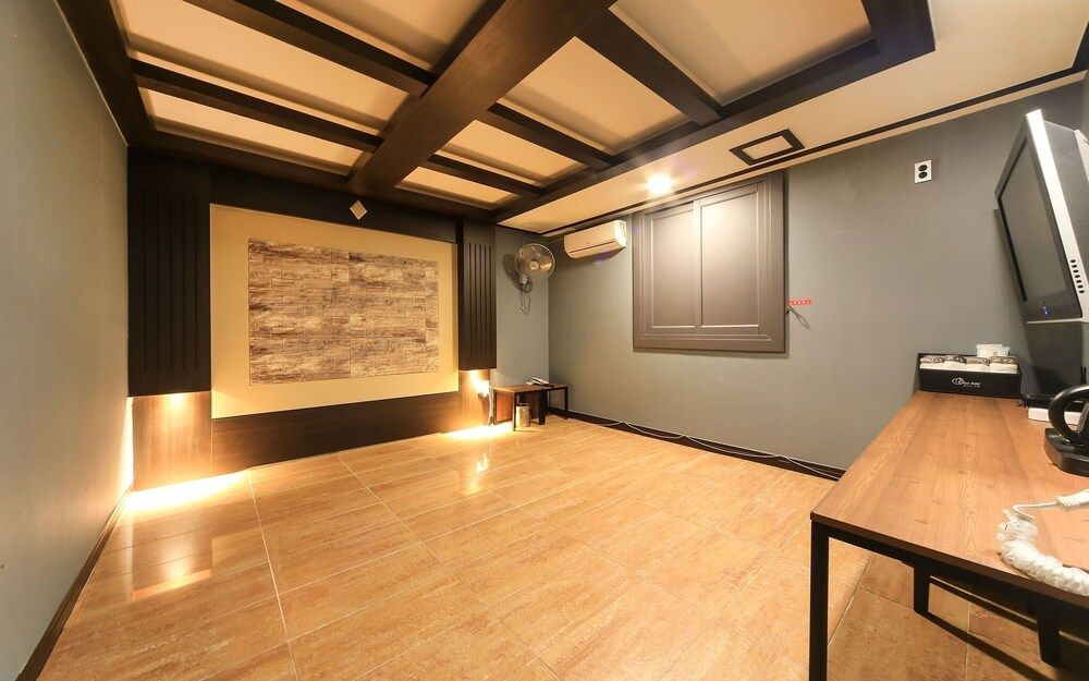 Busan Sajik Olive Room (Hansil)