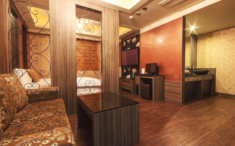 Busan Yeonsandong With Room (Suite room (VOD viewing available/lar) 2