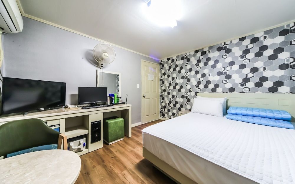 undefined Busan Nampodong Chowon Park 9