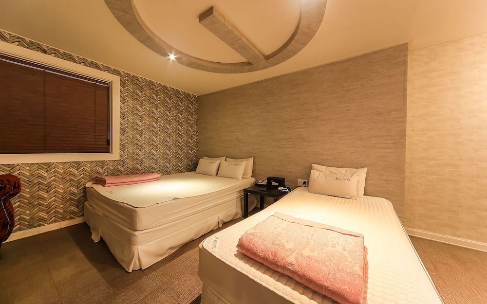 Busan Oncheonjang JS Room (Twin) 4