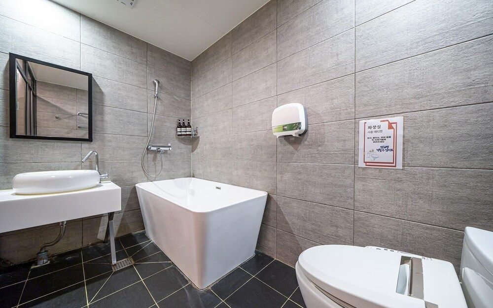 Busan Yeonsandong No25 Room (Business single triple + OTT (free pa) 6