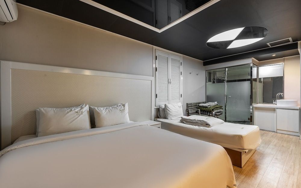 Busan Daeyeondong Z Room (Deluxe Twin) 2