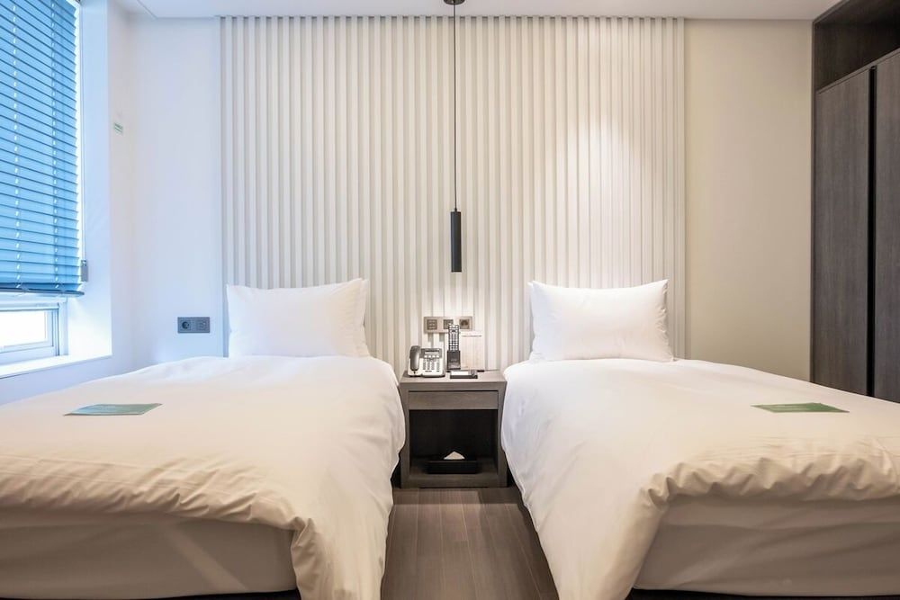 AG405 Hotel Deluxe Twin Room, City View