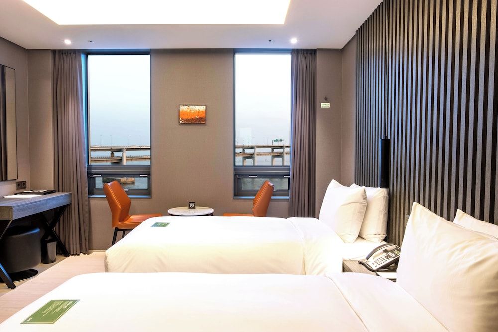 AG405 Hotel Deluxe Twin Room, City View 3