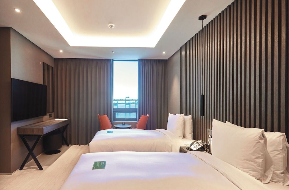 AG405 Hotel Deluxe Twin Room, City View 4