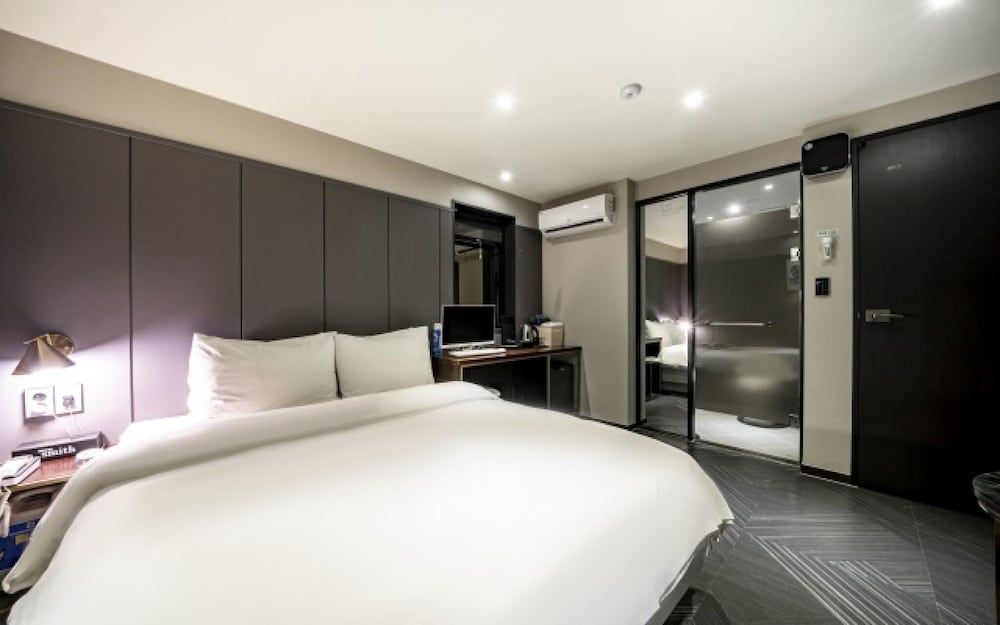 Busan Yeondong-dong Hotel Smith Room (1PC Deluxe Room (High-end PC Bag LOL )
