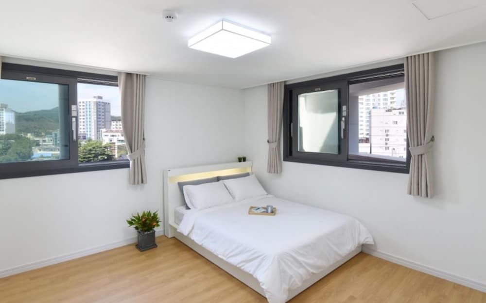 Busan En Ce Moment Pension Room (Room 403 (Group Room Ocean View)) 2