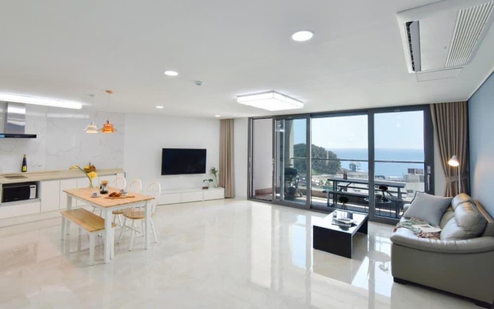 Busan En Ce Moment Pension Room (Room 403 (Group Room Ocean View))