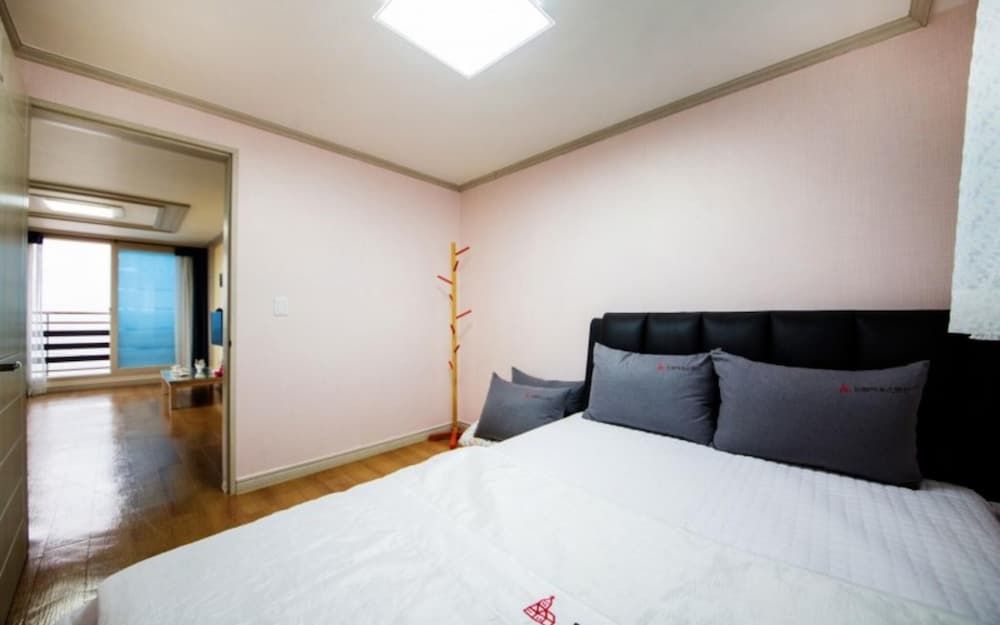Busan Dream House Pension Room (Pearl Room (Room 301 Ocean View)) 5