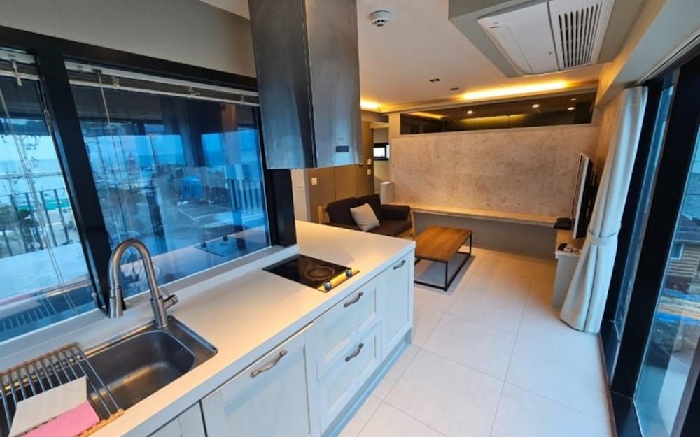 Busan Ragomare Pension Room (B-301 (Living Room / Bedroom)) 5