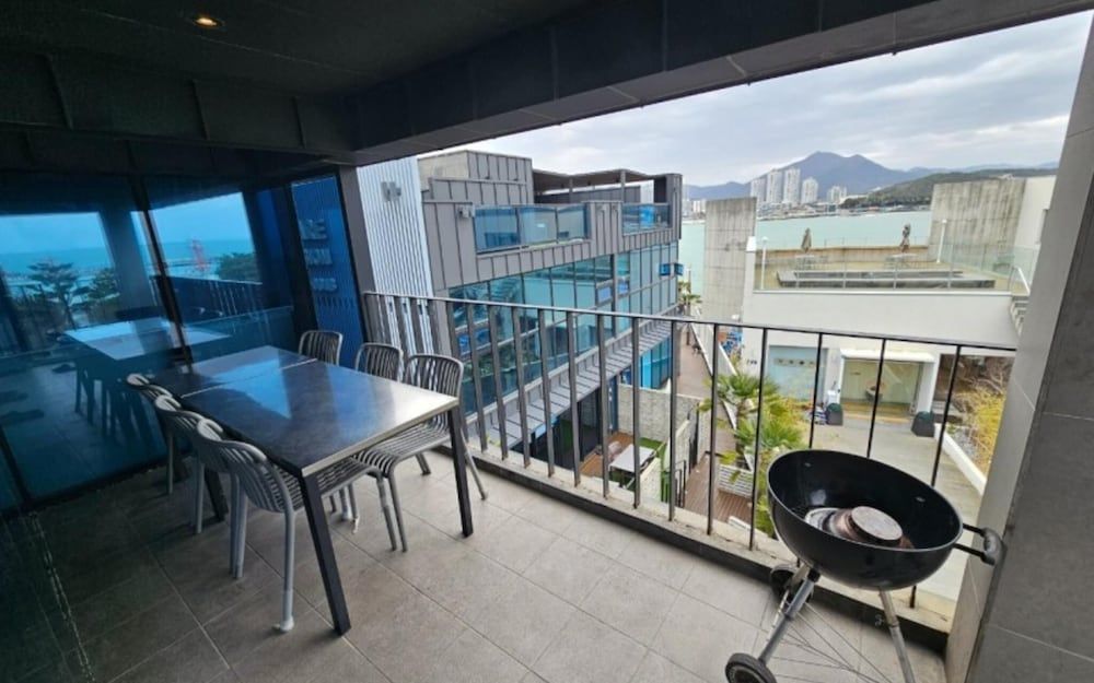 Busan Ragomare Pension Room (B-301 (Living Room / Bedroom)) 8