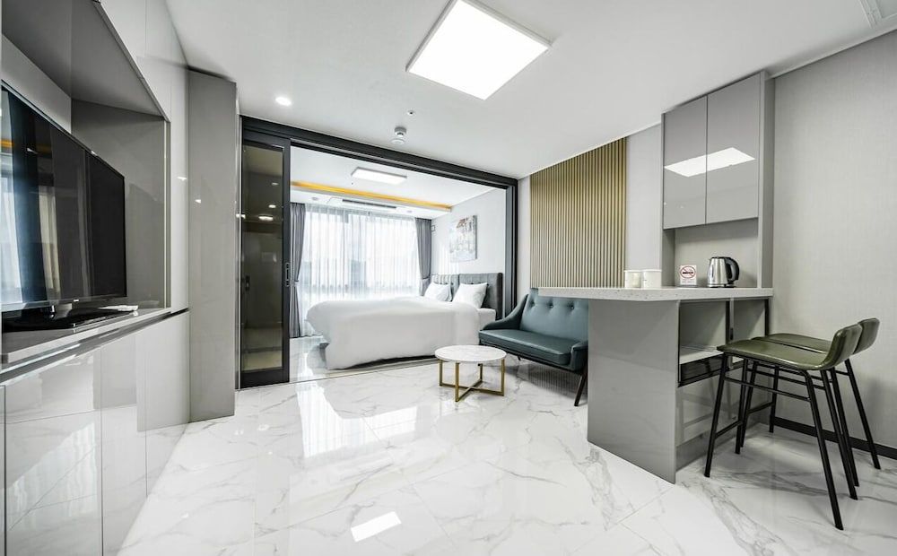 undefined Song Jeong Hotel Blue Castle 2