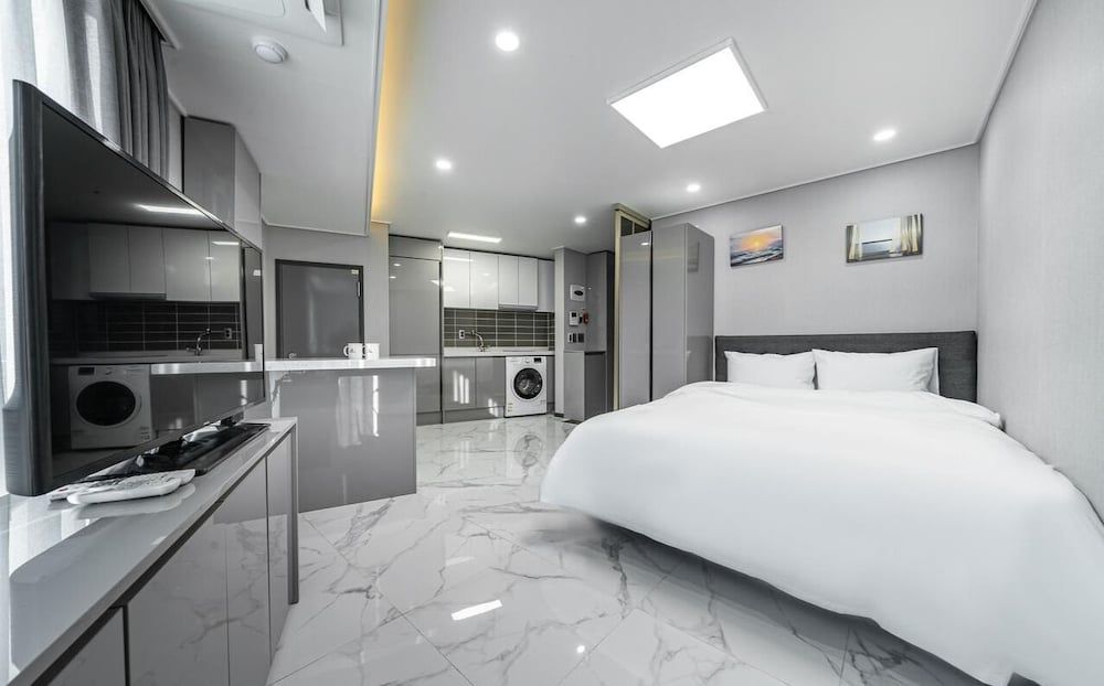 undefined Song Jeong Hotel Blue Castle 3