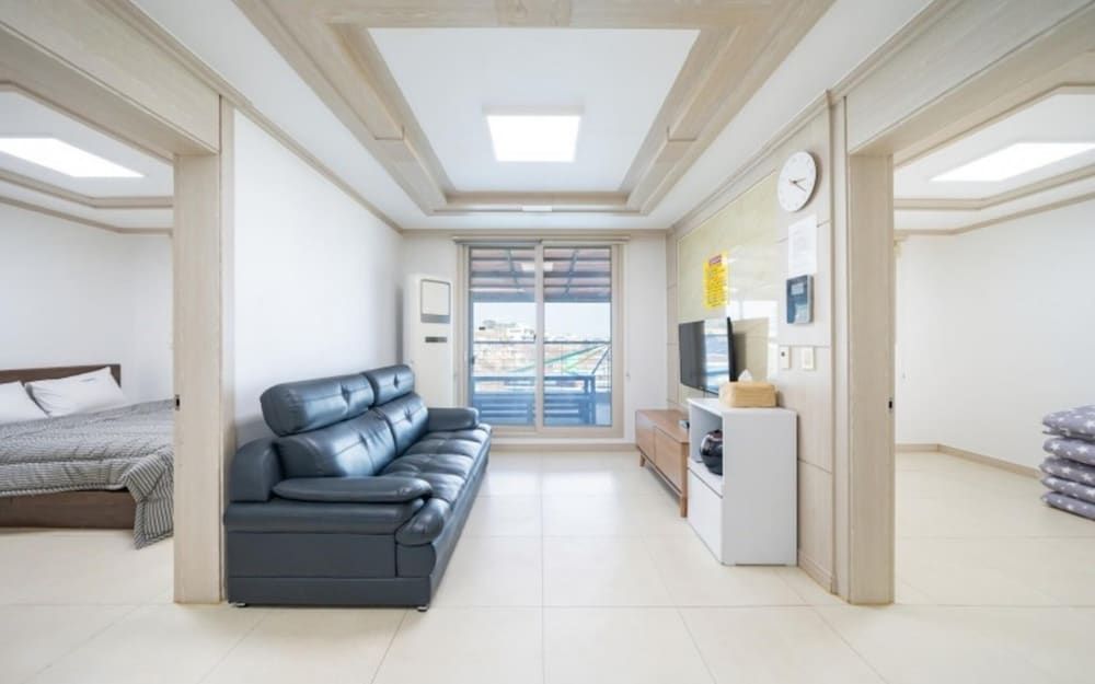 Busan Sarangae Pension Room (202 (Terrace Ocean View)) 4