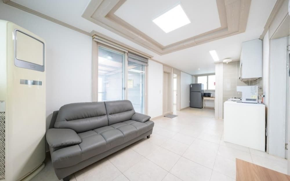 Busan Sarangae Pension Room (301 (Ocean view)) 2