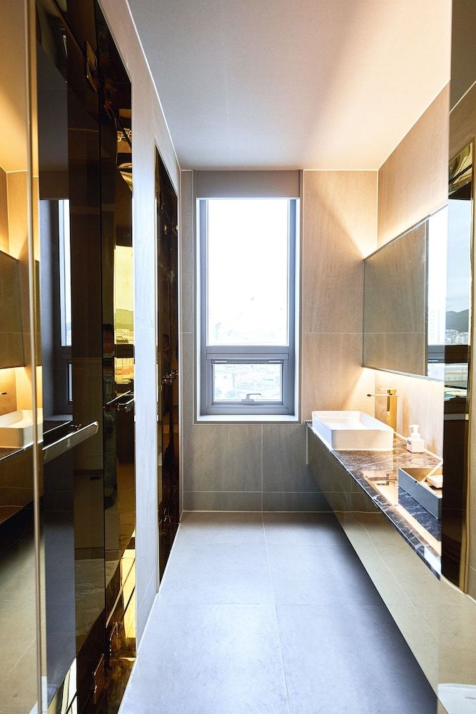 Grand Bern Hotel Family Twin Room, Ocean View 5