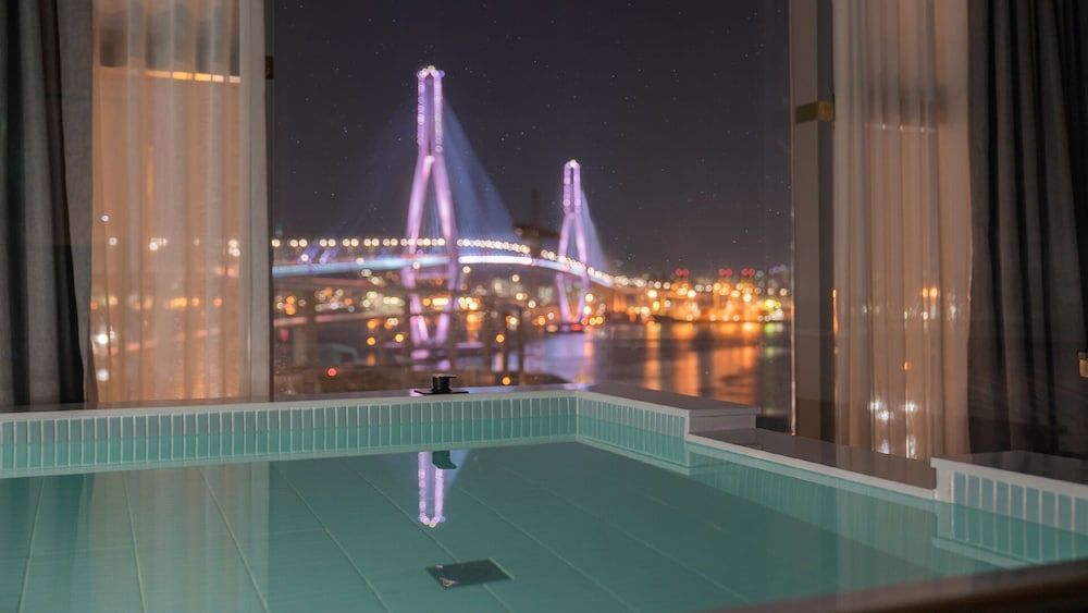 Grand Bern Hotel Family Twin Room, Ocean View 9