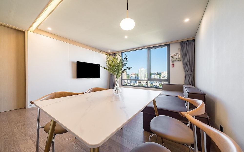 Hound Hotel Busan Songjeong Room (17 family (17 pyeong twin bed air dre) 2