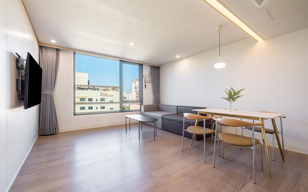 Hound Hotel Busan Songjeong Room (17 family (17 pyeong twin bed air dre) 3