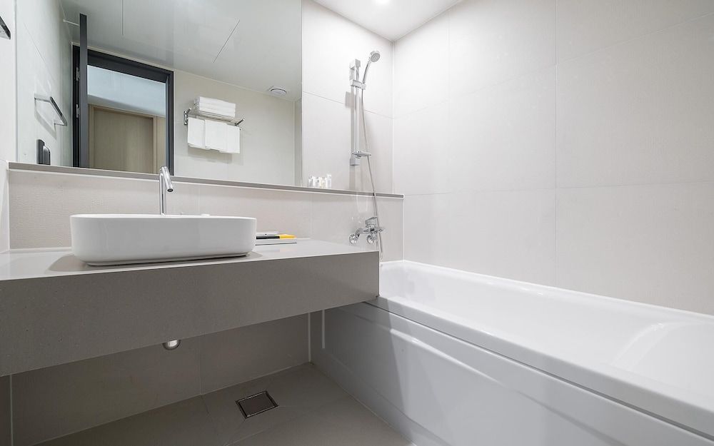 Hound Hotel Busan Songjeong Room (17 family (17 pyeong twin bed air dre) 10