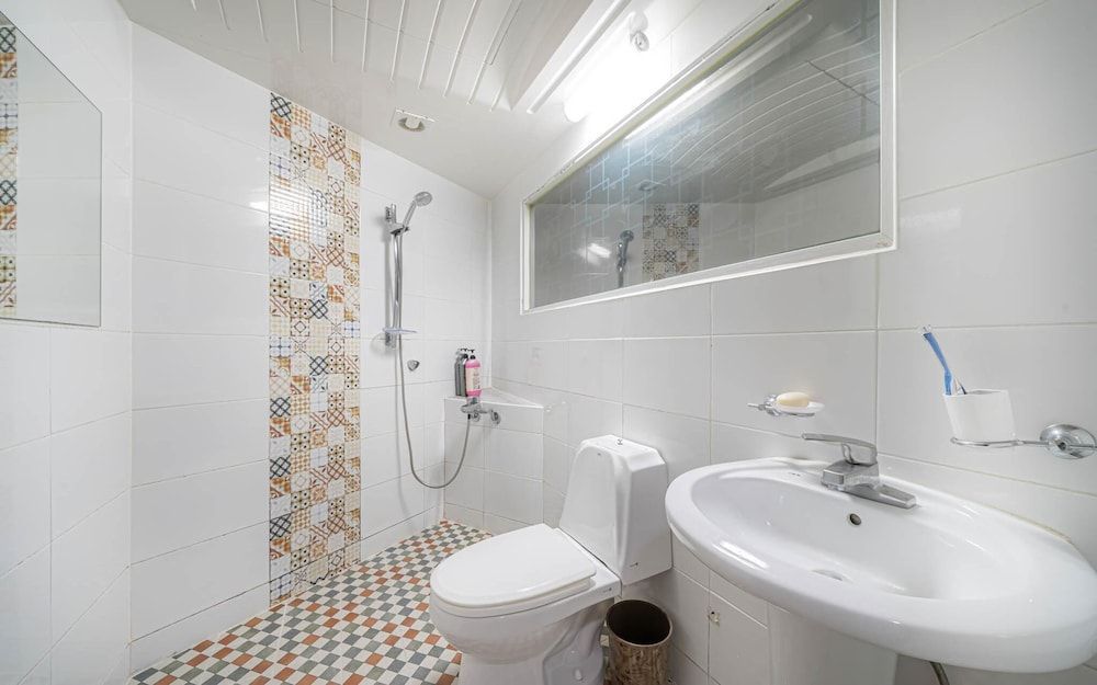 Busan Yeongju-dong G Room (Twin (1 Double + 1 Single Bed)) 8