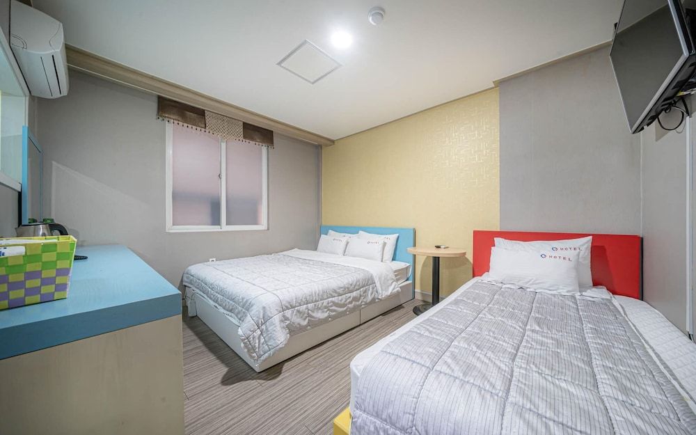 Busan Yeongju-dong G Room (Twin (1 Double + 1 Single Bed)) 9