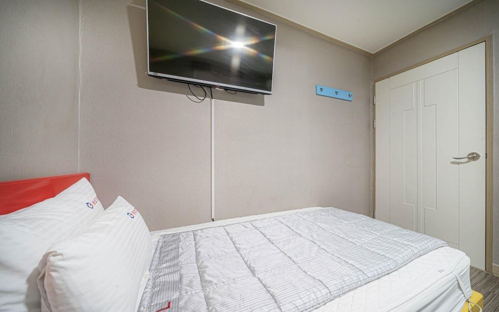 Busan Yeongju-dong G Room (Twin (1 Double + 1 Single Bed)) 7